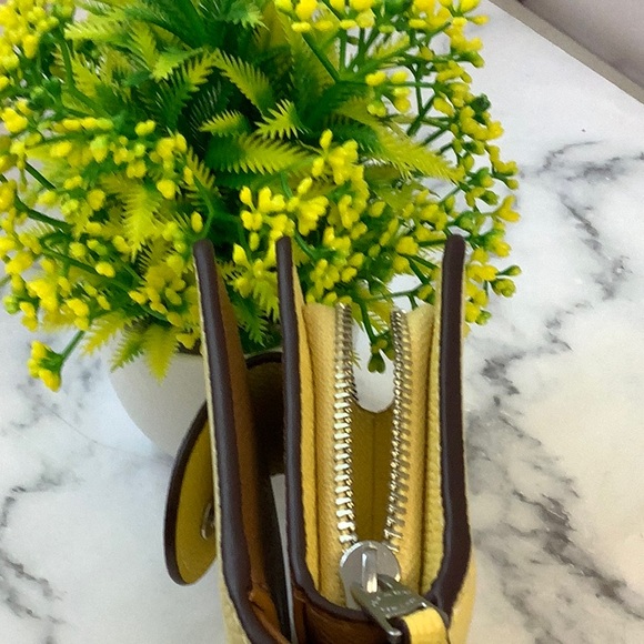 NWT Coach Medium Corner Zipper Wallet - Retro Yellow - Picture 3 of 6